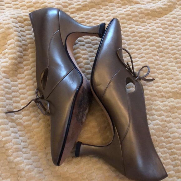 🤎Delman Bronzy gray structured pumps with sculpted heels, butterfly detail/tie - Picture 2 of 9